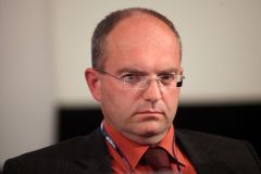 Náměstek ministra průmyslu, který přirovnal Romy k medúzám, odchází z ČSSD