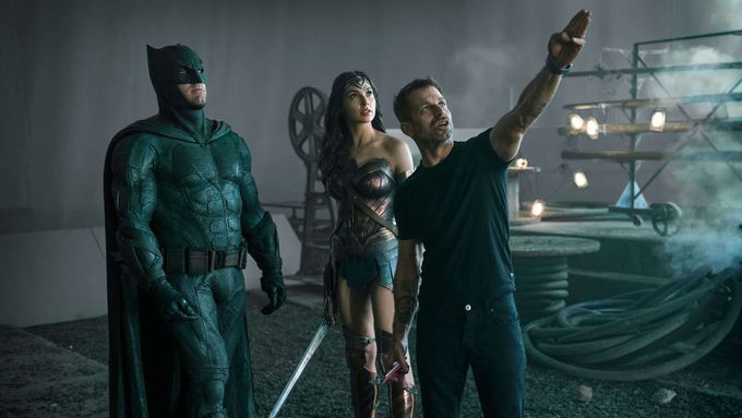 Ben Affleck jako Batman, Gal Gadotová v roli Wonder Woman a režisér Zack Snyder při natáčení Ligy spravedlnosti.