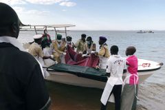 Na Viktoriině jezeře se potopil přetížený trajekt, počet obětí stoupl na 207