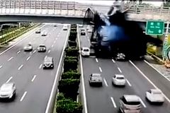 Černá pohroma. Kamion svrhnul horký asfalt z mostu na jedoucí auta