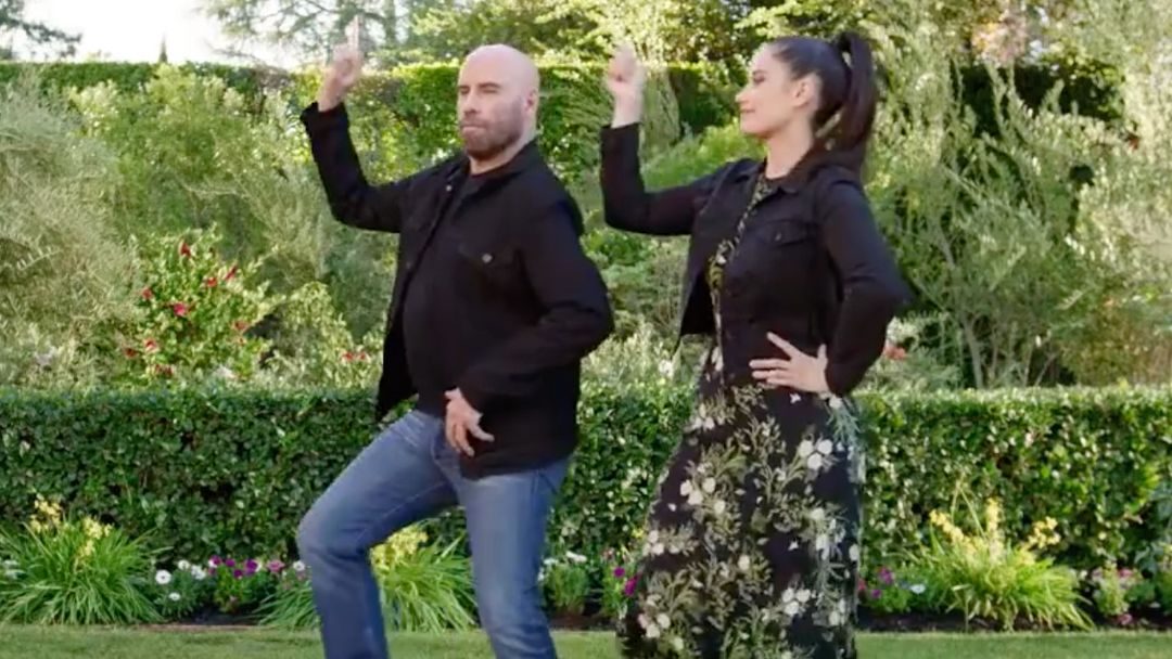John Travolta se svou dcerou Ellou, předvedl slavnou taneční scénu z Pomády pro reklamu Super Bowl.