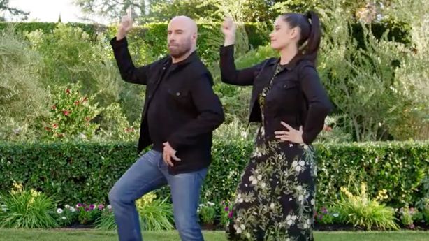 John Travolta se svou dcerou Ellou, předvedl slavnou taneční scénu z Pomády pro reklamu Super Bowl.