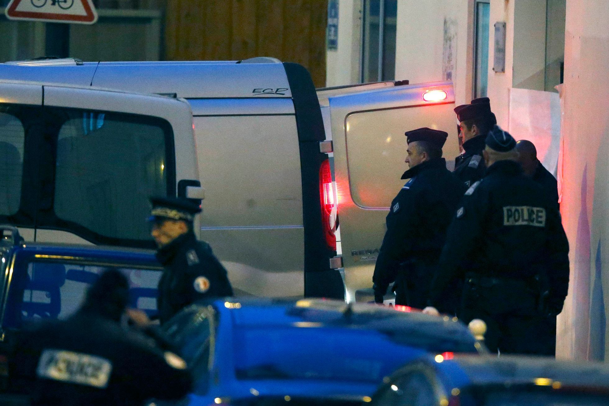 Unikající teroristy honí tisíce francouzských policistů.