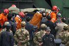 Únik plynu v čínském dole zabil 12 horníků, jednoho převezli záchranáři do nemocnice