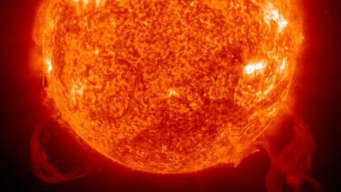 Sluneční erupce vyvrhují do vesmíru nabité částice.