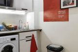 Dle některých statistik v centru Prahy na tři byty obývané rodinami připadají dva byty pronajímané službou Airbnb. "Město, ve kterém nežijí trvale lidé, ztrácí jednu ze svých funkcí," doplňuje kurátor.