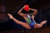 Izraelská moderní gymnastka Linoy Ashramová na cestě za titulem šampionky ve víceboji jakoby ztratila hlavu.