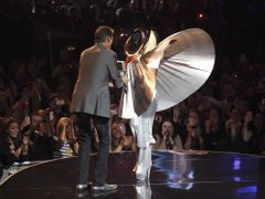 Cenu předal Lady Gaga bývalý člen Pobřežní hlídky David Hasselhoff, kterému se podařilo být nejtrapnějším z celého večera