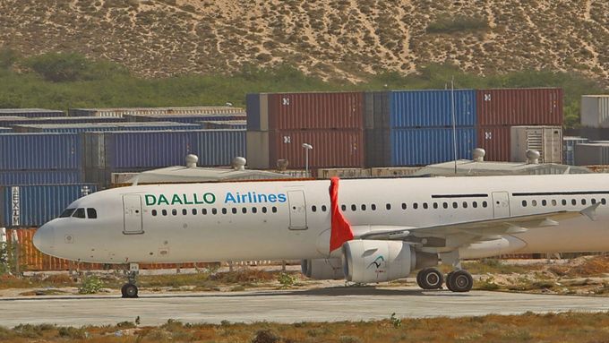 Letoun společnosti Daallo Airlines, odstavený na letišti v Mogadišu.