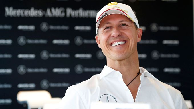 Michael Schumacher vyhrál sedm titulů mistra světa F1, kariéru ukončil v týmu Mercedes. Teď celý sportovní svět věří, že se brzy zotaví z těžkého zranění.