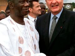 Guinejský prezident Lansana Conté na archivním snímku (1999) s tehdejším francouzským prezidentem Jacquesem Chiracem
