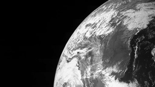 Záběr Země z kosmické sondy Juno.