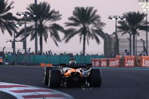 Klíčový závod F1 obrazem: Vede Piastri, jako jediný z čela zatím neměnil pneumatiky