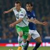 EL, Everton - Wolfsburg: Leighton Baines - Maximilian Arnold (vlevo)