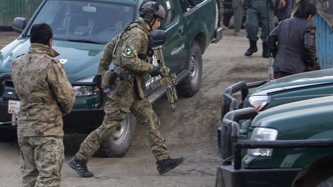 Vojáci během zásahu proti útočníkům z hnutí Tálibán, kteří zaútočili v metropoli Kábulu.