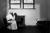 27. prosinec 1983 - rozmluva ve vězení. Jan Pavel II. a Ali Agca, který se ho pokusil zabít.