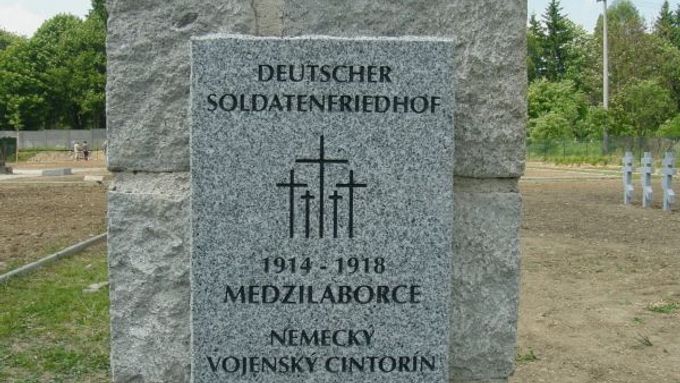 Válečný hřbitov v Medzilaborcích po rekonstrukci, kdy se škrtem pera z padlých Čechů, Slováků, Rusů či Rusínů stali Němci.