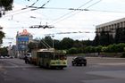 Vláda na první pohled neinvestuje do služeb, jakými jsou například městská doprava, takže po městě jezdí trolejbusy ještě z dob Sovětského svazu.