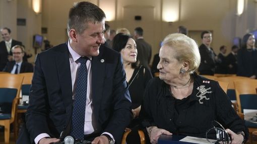 Ministr zahraničí Tomáš Petříček předal vyznamenání Madeleine Albrightové.