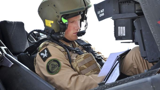Princ Harry ve vrtulníku Apache na letecké základně El Centro v americké Kalifornii. Snímek je z 25. října 2011.
