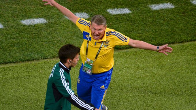 Ukrajinský trenér Oleg Blochin se zlobí, že sudí neuznali regulérní gól, jemuž však předcházel evidentní ofsajd