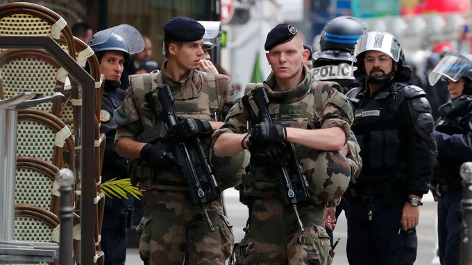 Vojáci ulicemi Paříže procházejí od loňského listopadu.