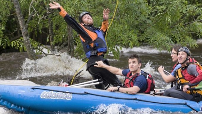 Libor Peška z Povodí Vltavy zachraňuje jednoho z topících se vodáků v rozvodněné řece u Herbertova na Českokrumlovsku.