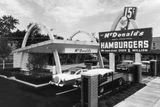 Historie jednoho z nejznámějších fastfoodových řetězců sahá až do roku 1940, kdy byla v kalifornské Pasadeně otevřena první restaurace vycházející z konceptu bratrů Richarda a Maurice McDonaldových.