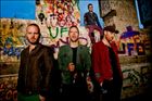 Coldplay a Brian Eno společně podporují migranty na cestě do Evropy. Napsali pro ně píseň