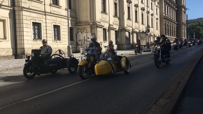 Centrem Prahy projely stovky motocyklů Harley-Davidson