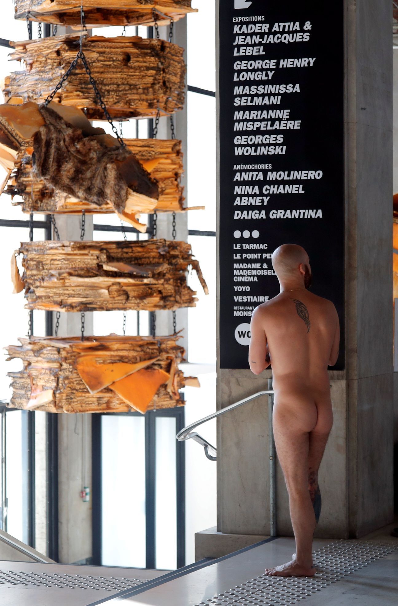 Pařížská galerie se otevřel nudistům
