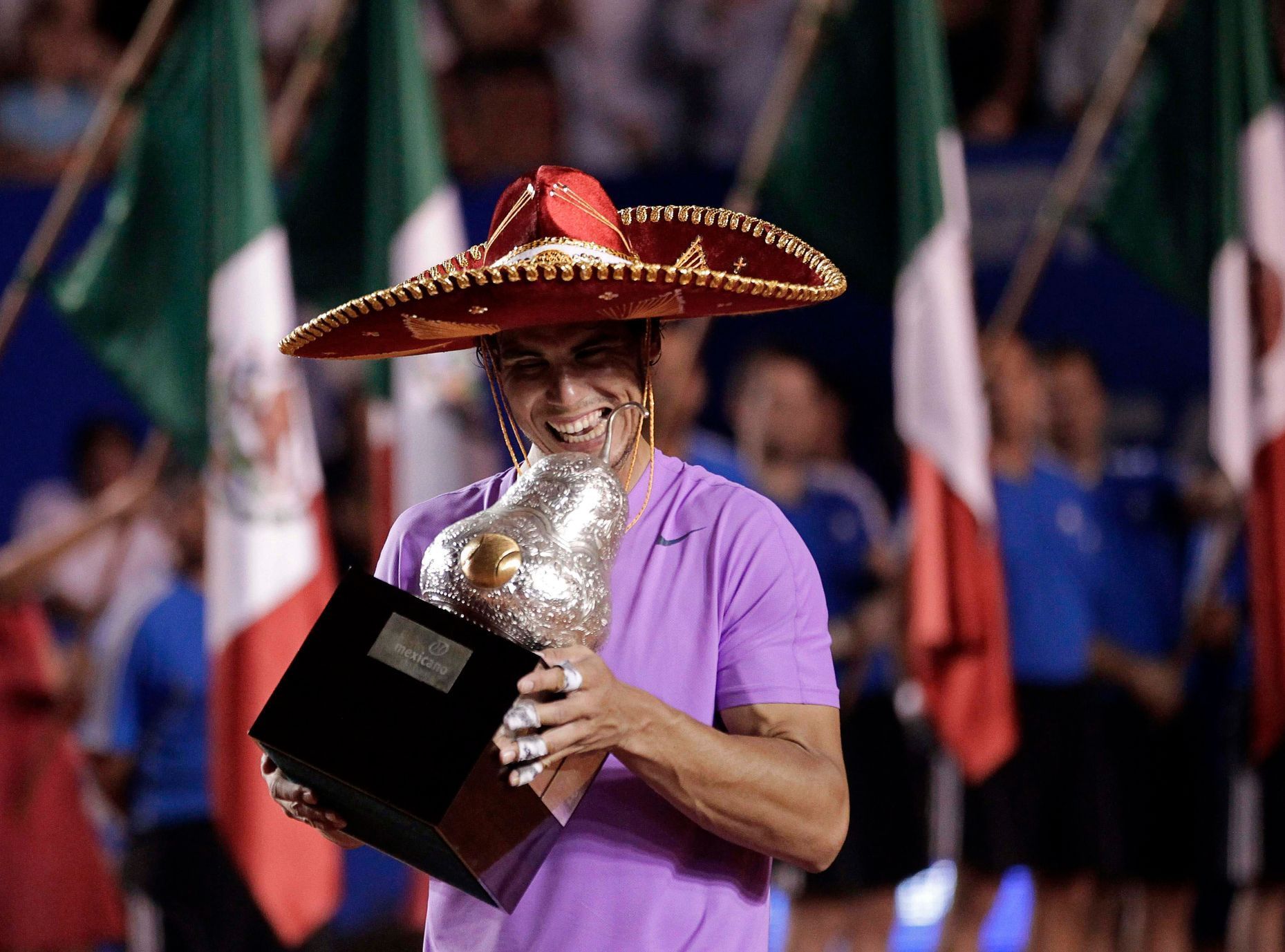 Rafael Nadal se raduje s trofejí pro vítěze na turnaji v Acapulku