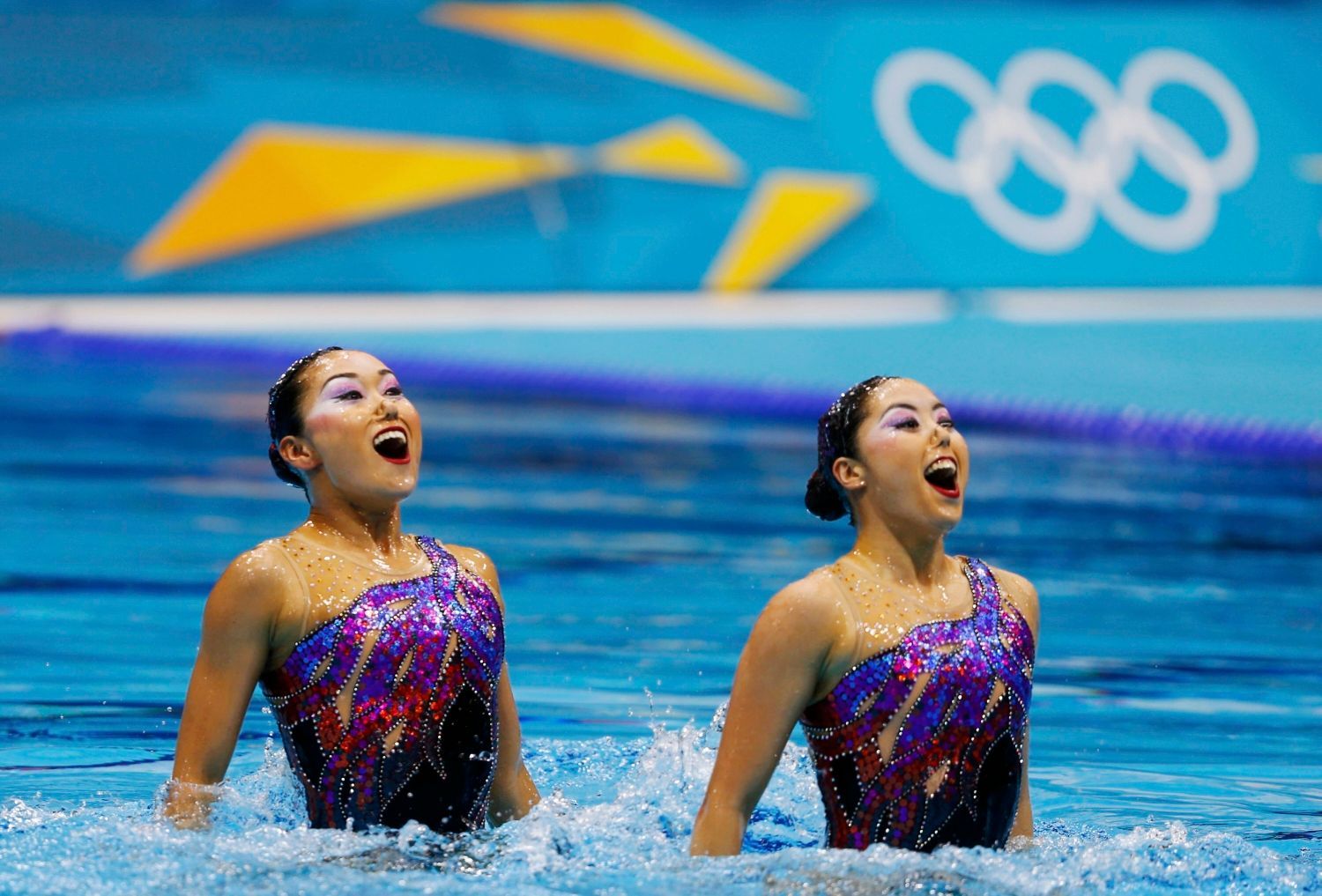Japonské synchronizované plavkyně Jukiko Inuiová a Čisa Kobajašiová v kvalifikaci na OH 2012 v Londýně.