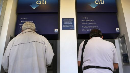 Řekové vybírají peníze z bank
