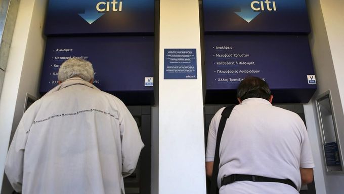 Řekové vybírají peníze ze svých kont, u nich doma ale nejsou zcela v bezpečí