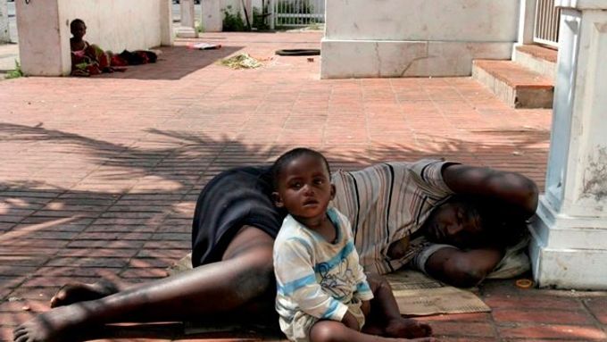 "Lidé v Zimbabwe stále nežijí beze strachu, bez hladovění a chudoby," prohlásil o víkendu premiér Tsvanigarai. Ani přes své rozčarování ale nechce dělat nad vládou národní jednoty křížek.