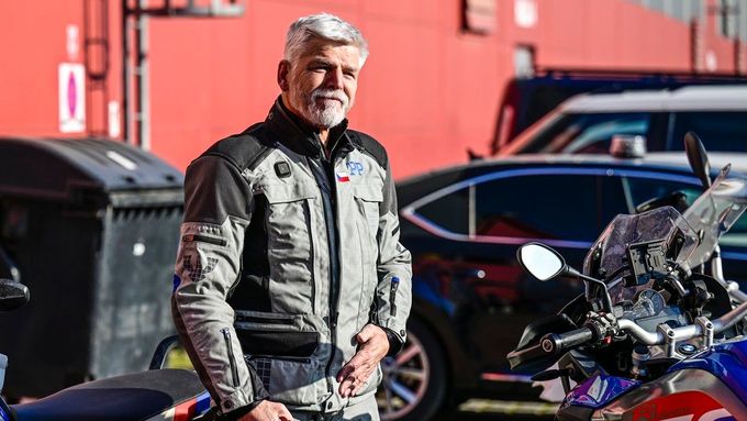 Prezident Petr Pavel je vášnivým motorkářem. V Itálii navštíví nejstarší továrnu na motorky v Evropě.