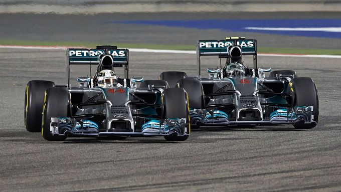 Souboj Hamiltona s Rosbergem loni v Bahrajnu skončil málem vzájemnou kolizí.