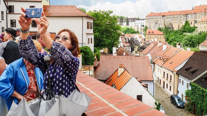 V centru Českého Krumlova se nedá žít. Davy turistů vyhnaly místní, lidem vlezou až do bytu