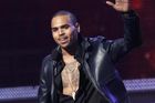 Zpěvák Chris Brown je na svobodě, za propuštění zaplatil kauci ve výši šesti milionů