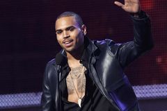 Zpěvák Chris Brown nemůže z Filipín, je podezřelý z podvodu