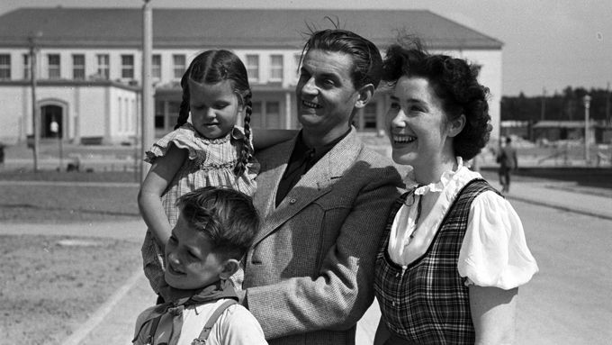 Snímek z fotoreportáže pro časopis Zeit im Bild zachycuje šťastně usmívající se rodinu – otce, matku a dvě děti – ve Stalinstadtu (dnešním Eisenhüttenstadtu), květen 1954.