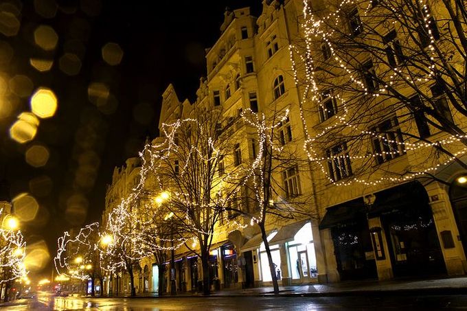 Stavba vánočních trhů i další dekorace budou ještě probíhat, ale Pařížská ulice už se takto rozsvítila měsíc před Vánocemi. Trhy na Staroměstském náměstí začnou v sobotu 29. listopadu slavnostním rozzářením stromu (v 18h).