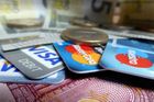V Česku je 11,7 milionu platebních karet. Roste i počet bankomatů