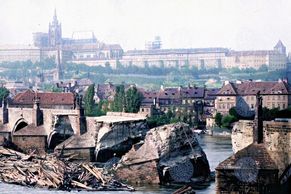 Obarvená Praha. Zbořený Karlův most i bruslení na Vltavě na sto let starých snímcích