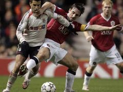 Rio Ferdinand z Manchesteru United v souboji se Simaem z Benfiky