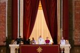 Následovalo tradiční Apoštolské požehnání všem, kdo první veřejné vystoupení papeže Františka sledují. Požehnání je spojené s odpustky.