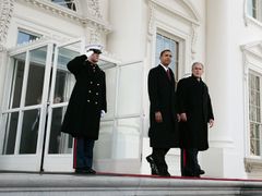 Barack Obama a George W. Bush společně vyšli ze severního vstupu do Bílého domu a nastoupili do připravené limuzíny.