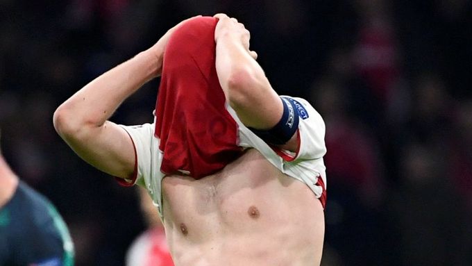 Kapitán Ajaxu Amsterdam Matthijs de Ligt skrývá zklamanou tvář do dresu po konci odvety semifinále fotbalové Ligy mistrů s Tottenhamem Hotspur