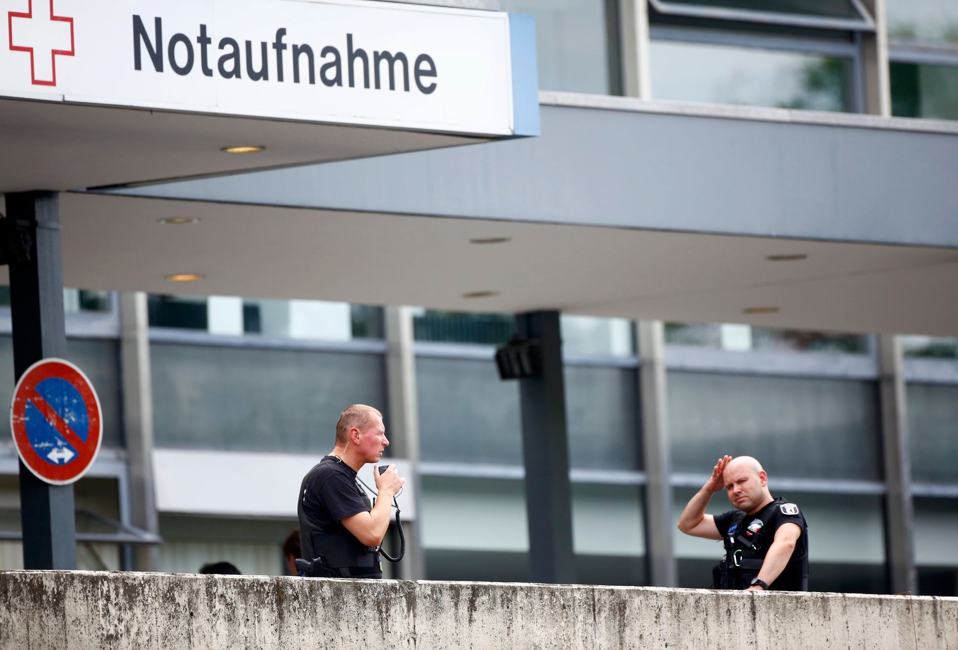 Policie u berlínské nemocice v Steglitz, kde pacient vážně postřelil lékaře.